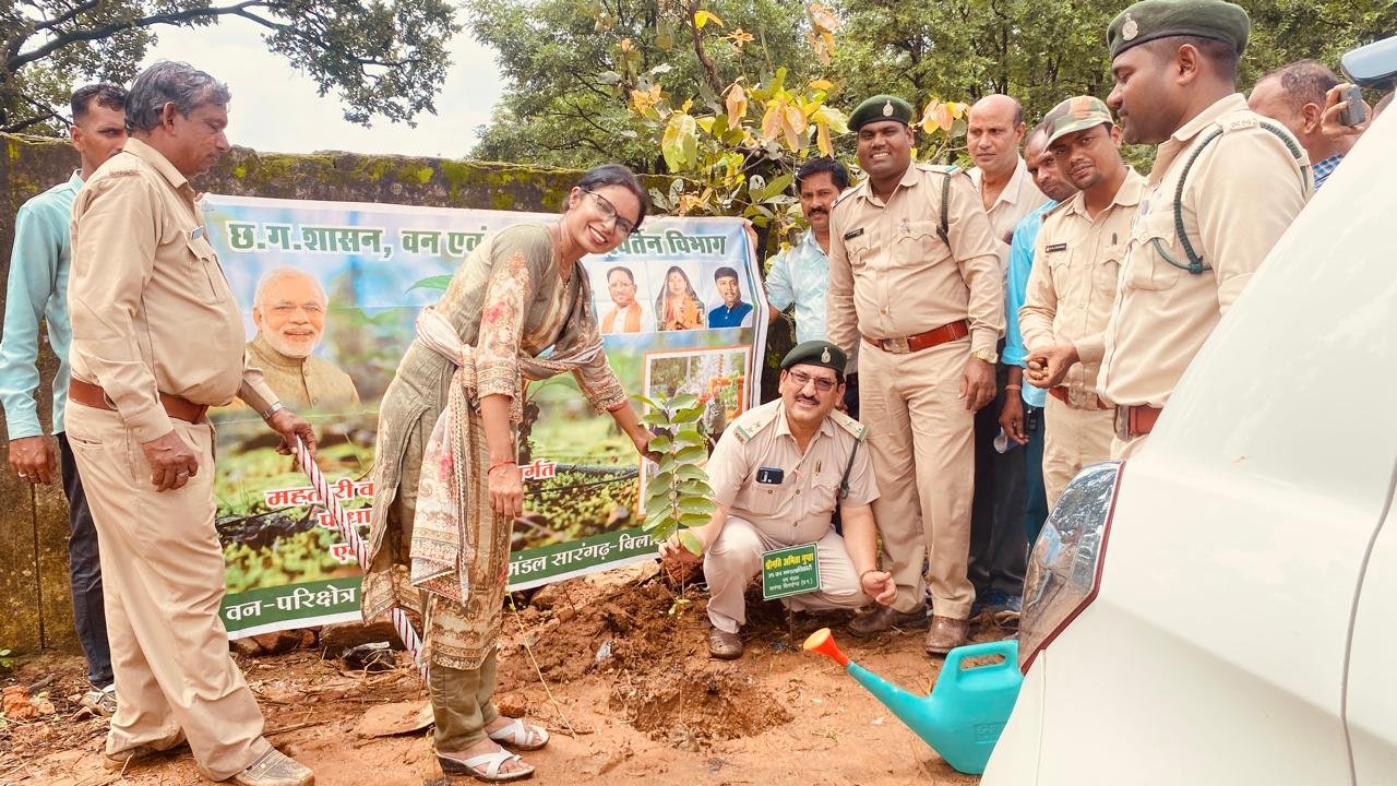 समस्या निवारण शिविर में पौधों का निशुल्क वितरण
