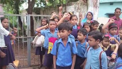 शिक्षक की कमी से जूझ रहे शासकीय प्राथमिक शाला पहली से पांचवीं क्लास के बच्चों को पढ़ाने के लिए केवल एक ही शिक्षक