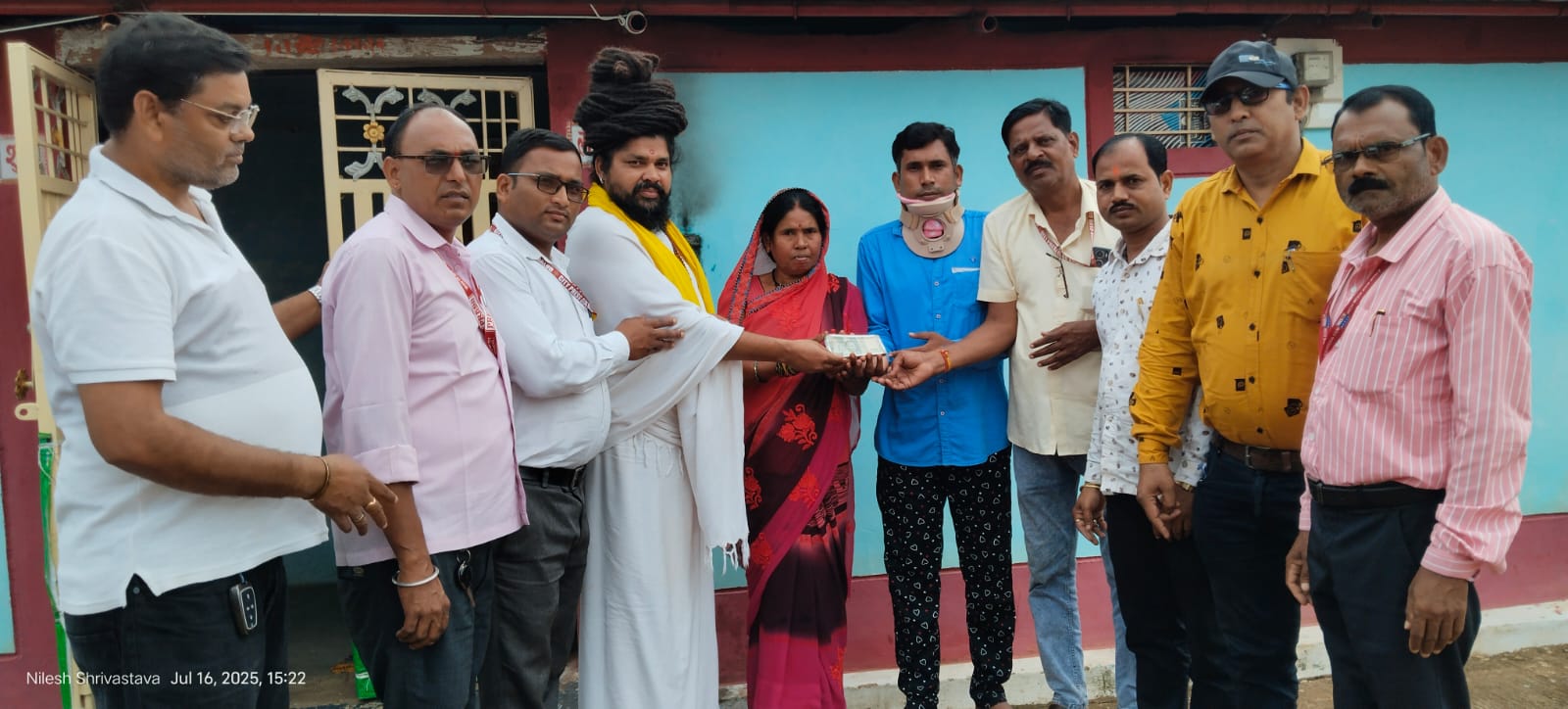 Balod News: समाजसेवी नाड़ी वैद्य और सिटी प्रेस क्लब के संरक्षक गुरुदेव बिरेंद्र देशमुख ने की सर्वाइकल स्पाइन की समस्या से जूझ रहे पत्रकार दीपक यादव की घर पहुंच कर मदद