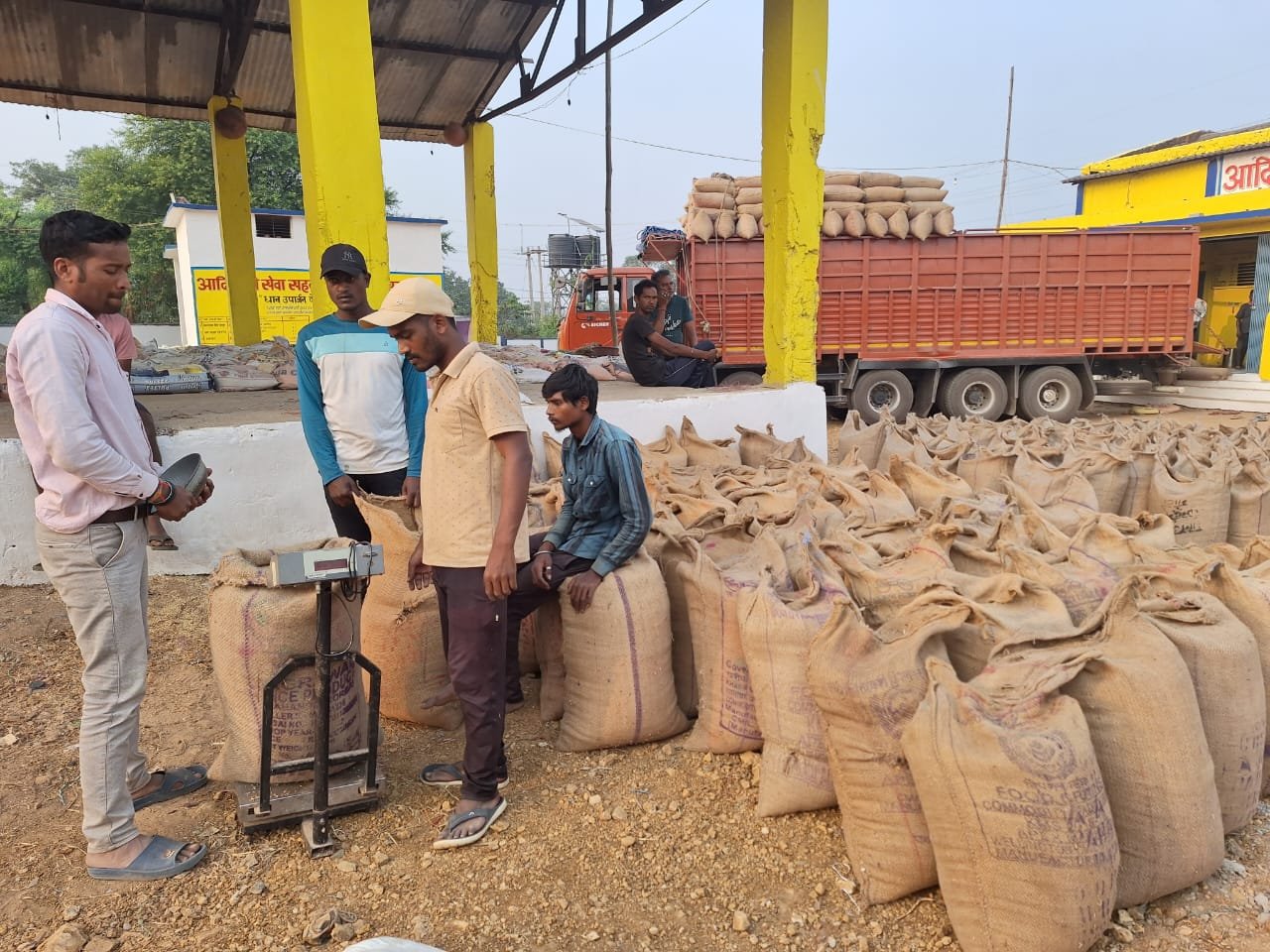 बारिश की सम्भावनाओं को देखते हुए कलेक्टर ने धान खरीदी केंद्र में आवश्यक व्यवस्था करने के दिए निर्देश