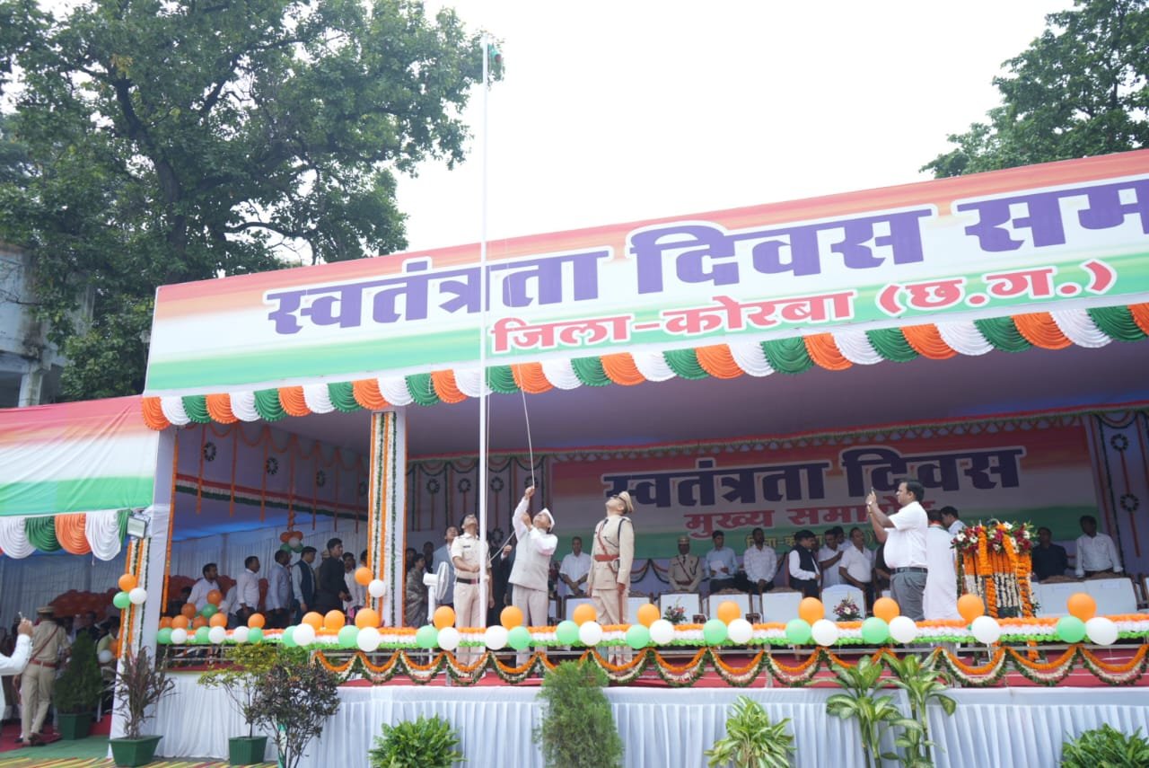 उद्योग मंत्री श्री लखन देवांगन ने ध्वजारोहण कर परेड की सलामी ली