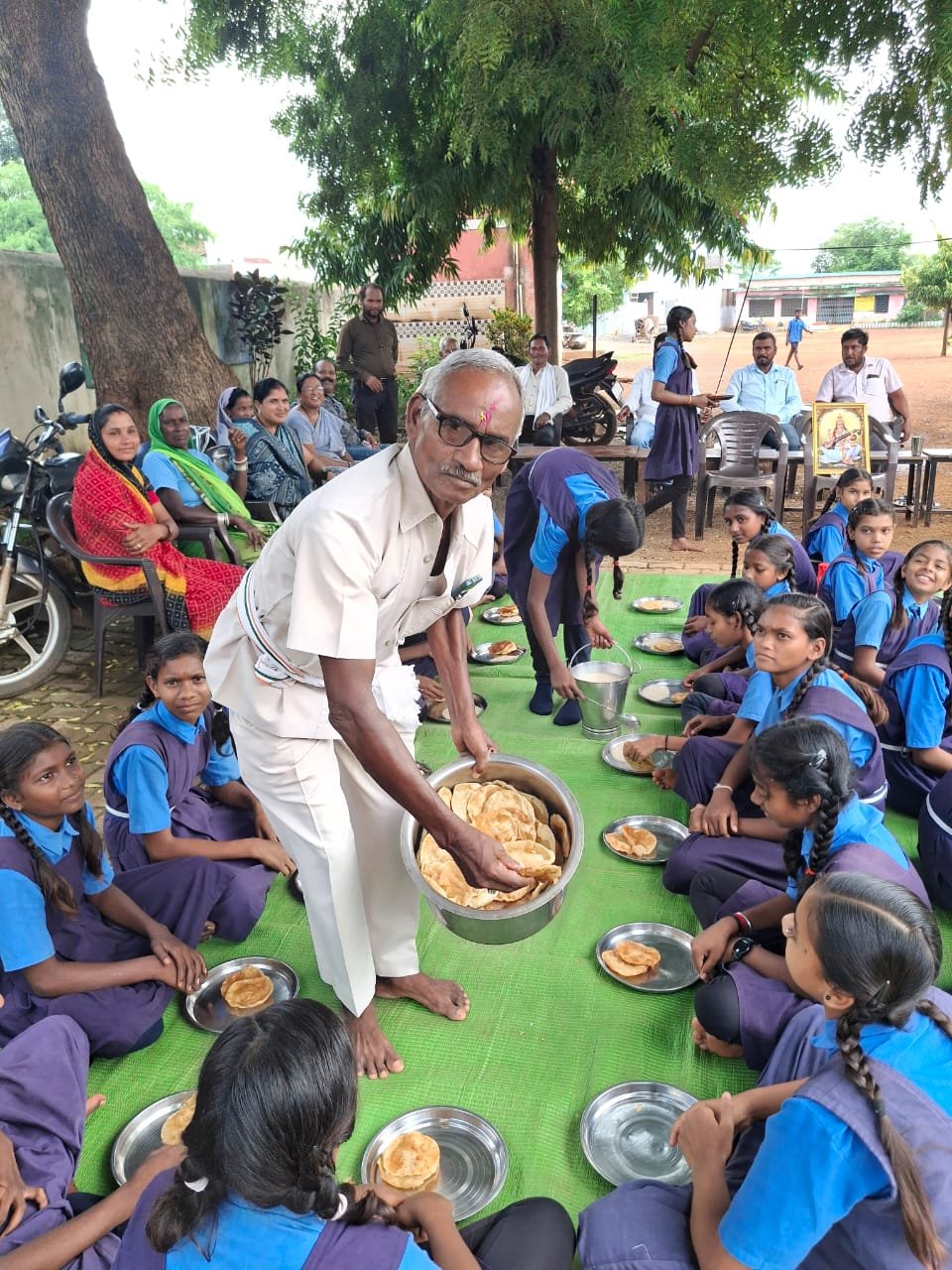 मेगा पालक-शिक्षक बैठक पर नेवता भोज