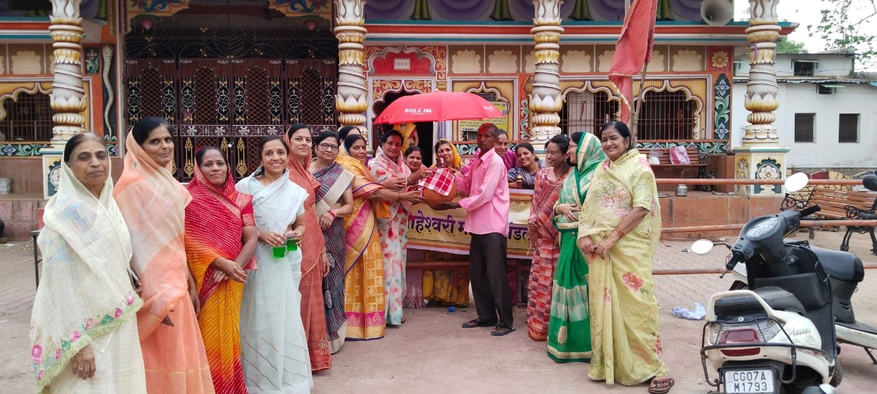 अक्षय तृतीया पर माहेश्वरी महिलाओं का नेक कार्य: शिव मंदिर में राहगीरों को मुफ्त शीतल शरबत