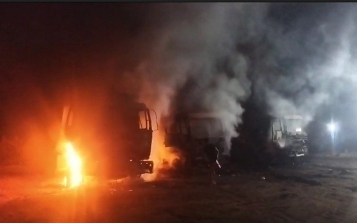 बड़ी घटना को दिया अंजाम : नक्सलियों ने डामर प्लांट सहित 14 वाहनों को किया आग के हवाले