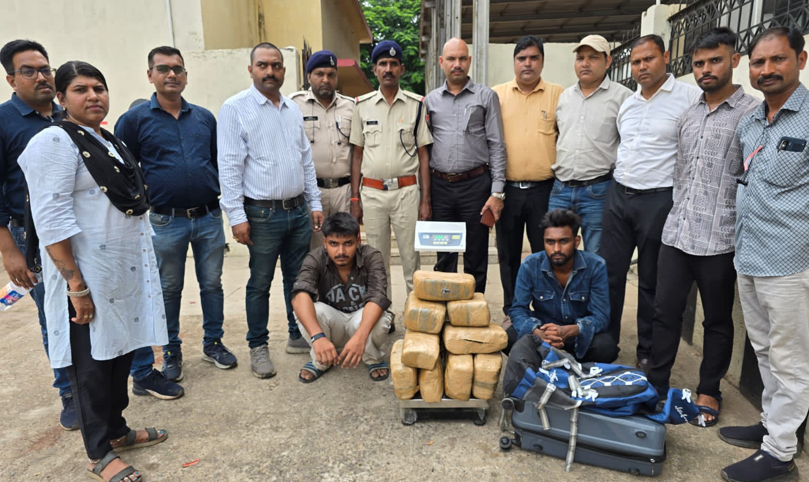 Raipur , other रायपुर : आबकारी टीम रायपुर एवं रेलवे सुरक्षा बल (RPF) रायपुर की संयुक्त कार्यवाही :- 28 किलोग्राम अवैध मादक पदार्थ गांजा कीमती 7 लाख रुपए जब्त , दो आरोपी गिरफ्तार