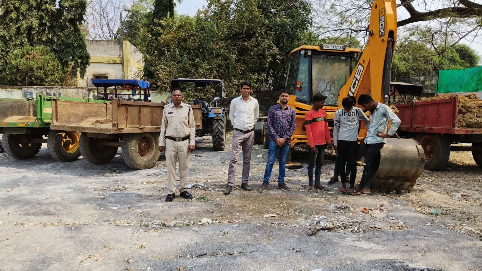 खनिज विभाग की कार्यवाही: 2 जेसीबी और 5 ट्रेक्टर जप्त