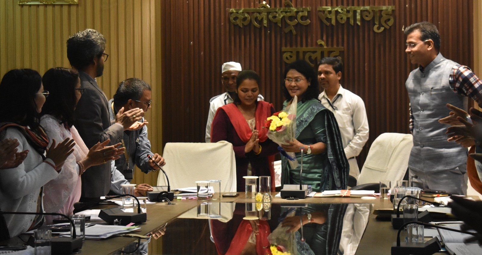 पदोन्नति के उपरांत स्थानांतरित होने पर खनिज अधिकारी श्रीमती मीनाक्षी साहू को दी गई विदाई