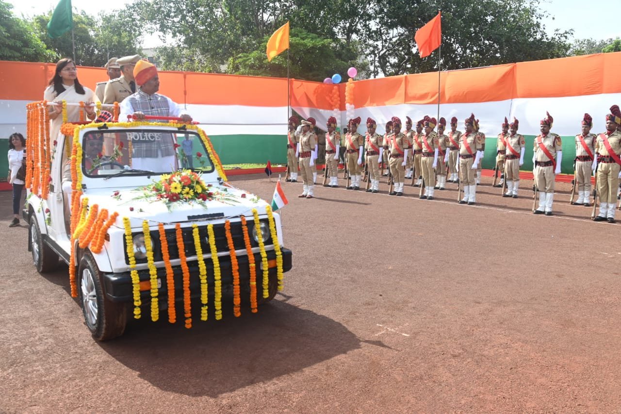 मंत्री श्री केदार कश्यप ने मुख्य समारोह स्थल पुलिस परेड ग्राऊण्ड में ध्वजारोहरण कर परेड की सलामी ली।