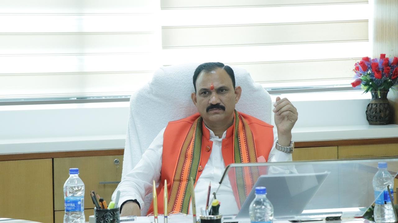 मंत्री श्री श्याम बिहारी जायसवाल ने की स्वास्थ्य विभाग के योजनाओं की समीक्षा