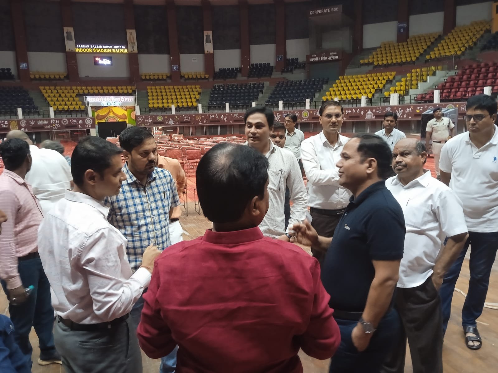 इंडोर स्टेडियम में जोहार तिरंगा कार्यक्रम की तैयारियों का विधायक व कलेक्टर ने लिया जायजा