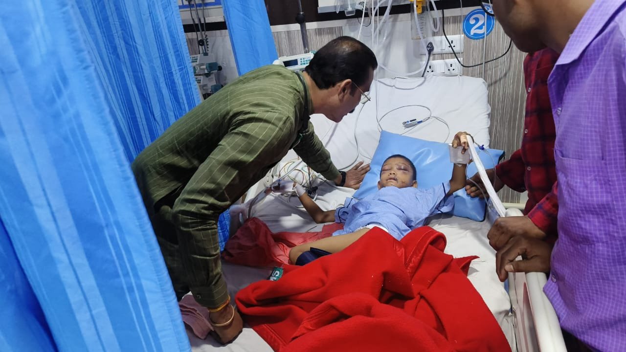 घायल बच्चे को देखने भिलाई के शंकराचार्य अस्पताल पहुंचे विधायक कुँवर सिंह निषाद