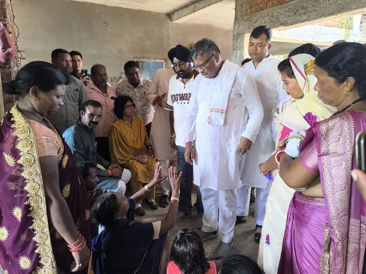 आज बलौदाबाजार पहुंचे विधायक श्री कुंवर सिंह निषाद जी सरकार से हत्या की घटना में पीड़ित परिवार के लिए मांगा न्याय