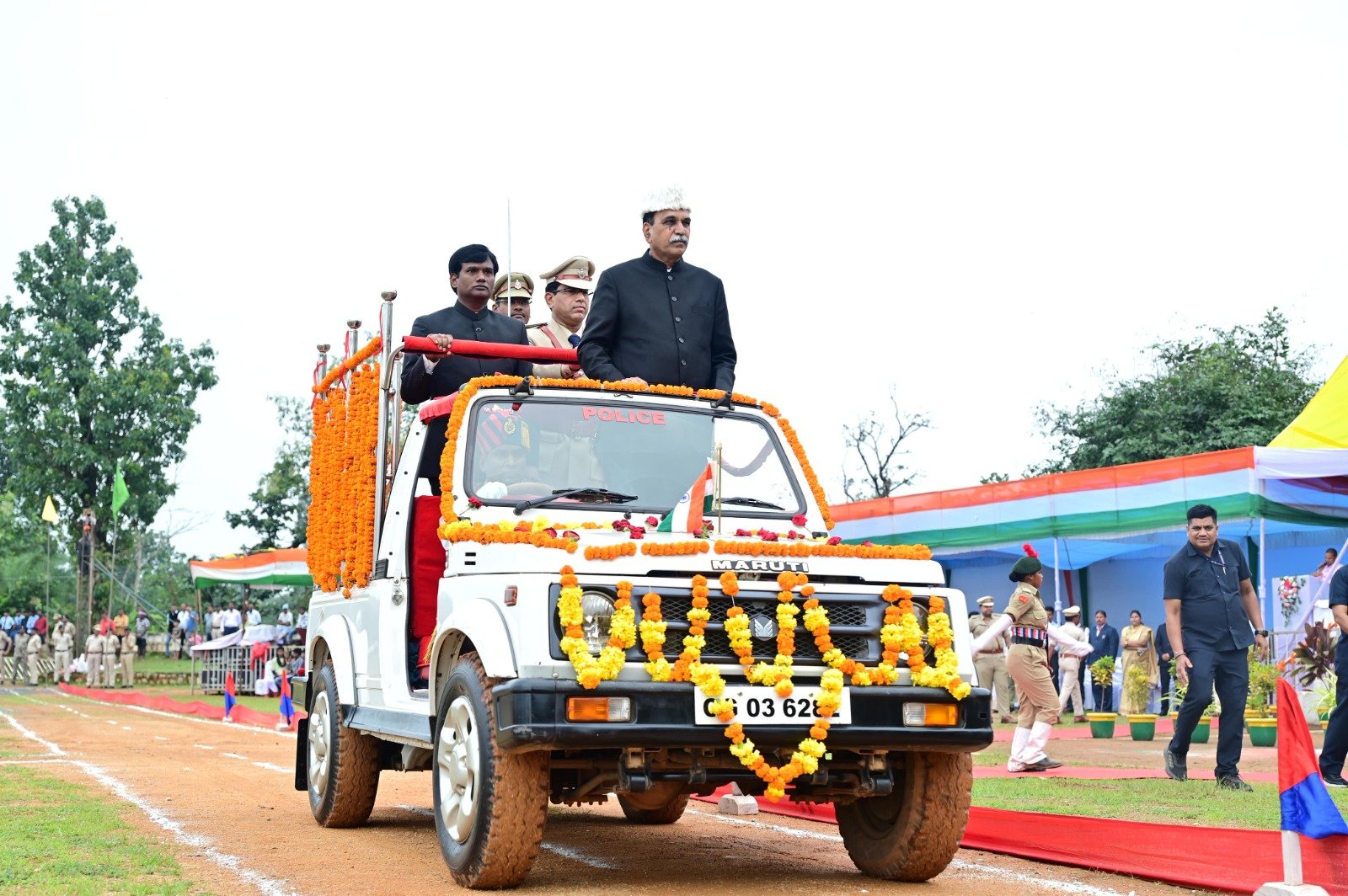 विधायक श्री राजेश मूणत ने ध्वजारोहण कर, परेड की ली सलामी