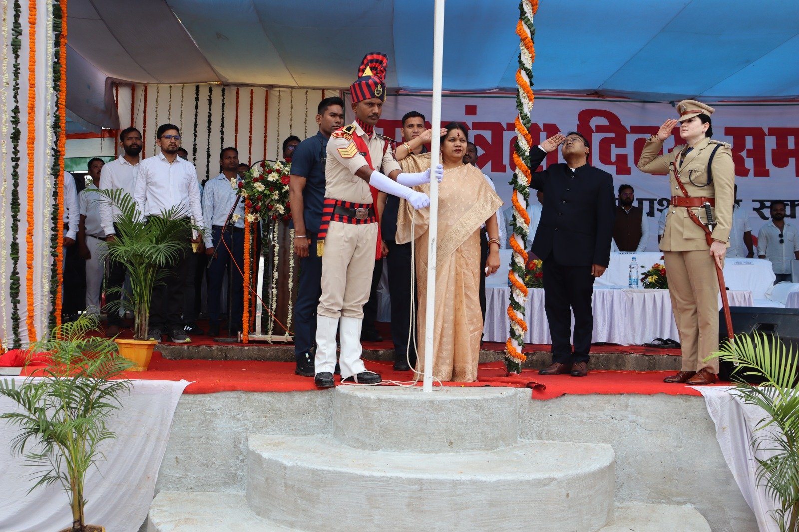 सांसद लोकसभा क्षेत्र जांजगीर - चांपा श्रीमती कमलेश जांगड़े ने फहराया राष्ट्रीय ध्वज और परेड की ली सलामी