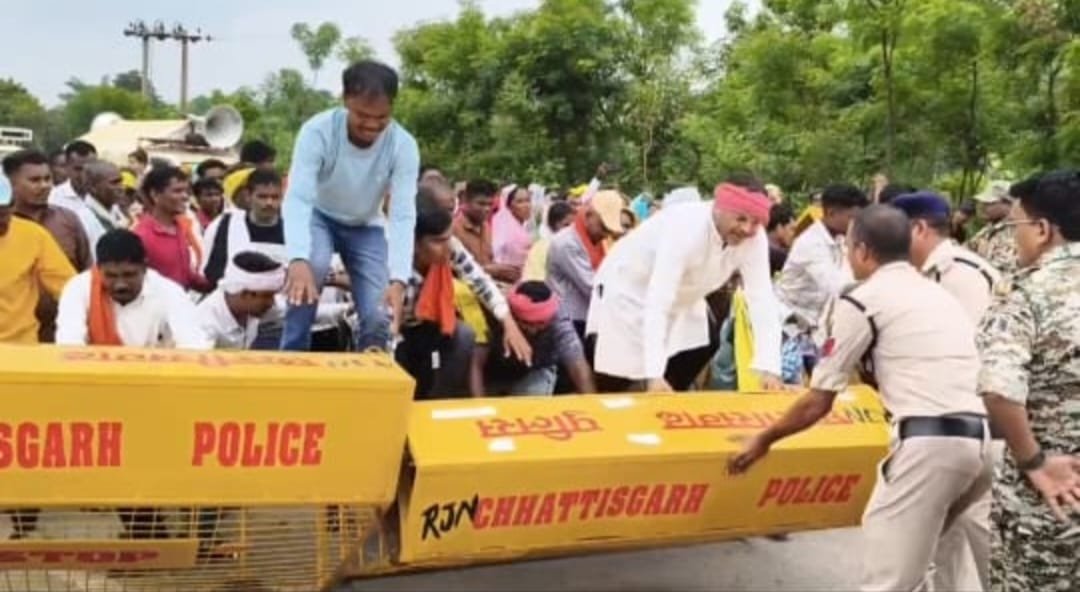 युवक कांग्रेस के पूर्व अध्यक्ष राजीव गुप्ता के नेतृत्व में राष्ट्रीय राजमार्ग पर चक्काजाम .....