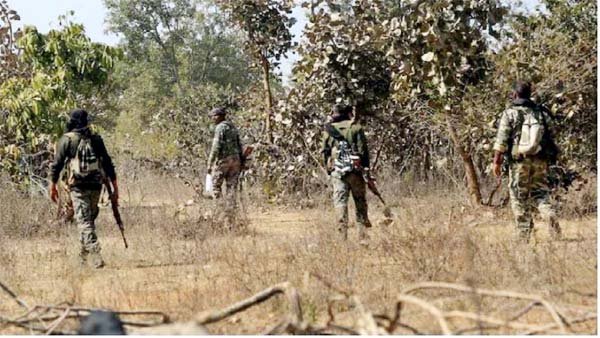 नक्सलियों ने जवानों को नुकसान पहुंचाने को लेकर लगाई IED भारी मात्रा फेके पर्चे