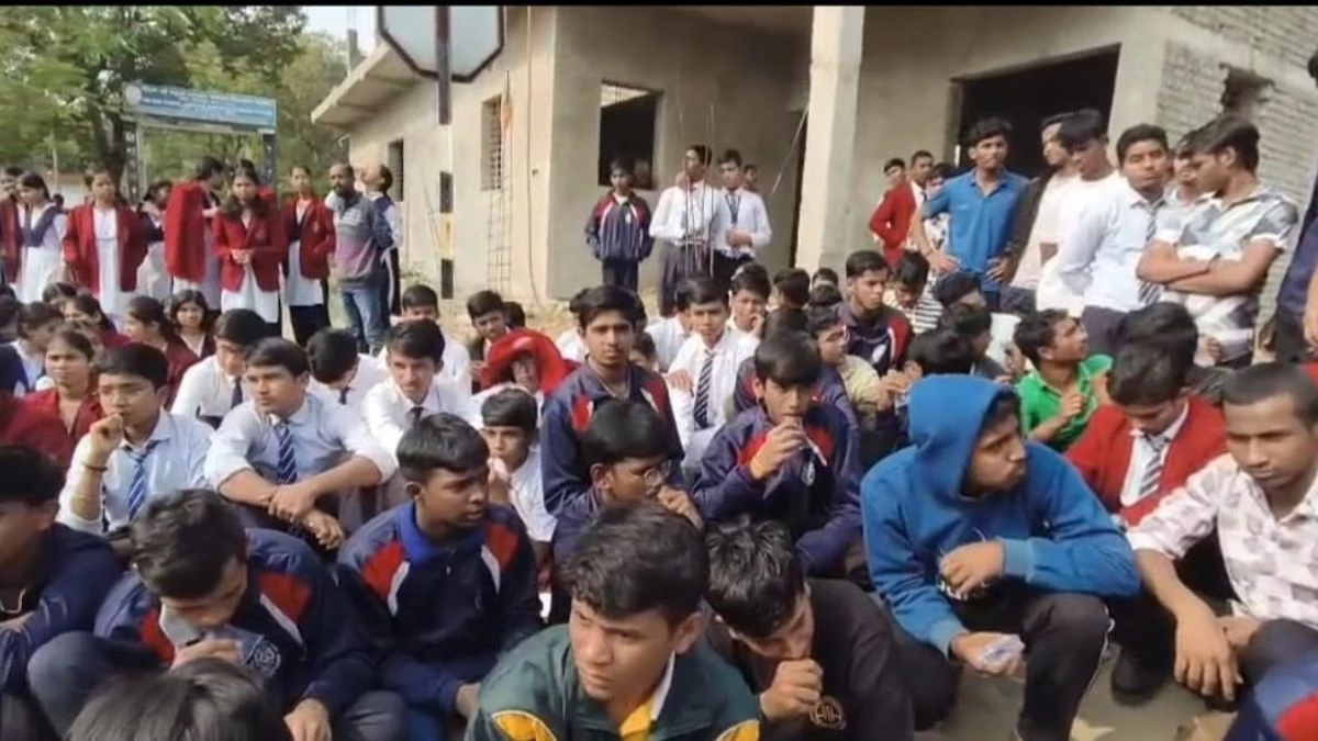 नवोदय विद्यालय में छात्र की मौत से आक्रोश, स्कूल के बाहर धरने पर बैठे स्टूडेंट्स