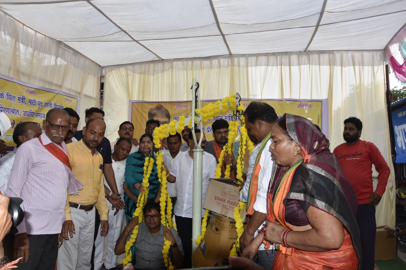 Sarangarh News : चेम्बर ऑफ़ कामर्स ने मंत्री ओपी चौधरी को तराजू में केला से तौलकर सम्मानित किया