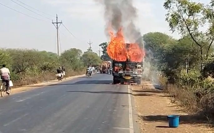 चावल से लदे ट्रक में आग लगने से अफरातफरी, ड्राइवर ने कूदकर बचाई जान