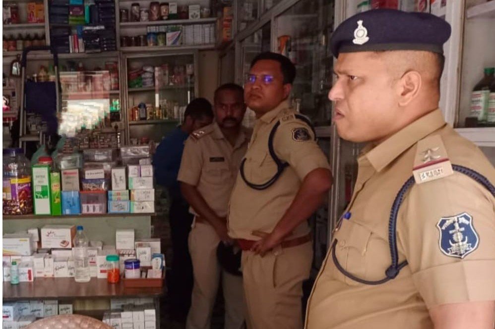 जिले की दवाई दुकानों में पुलिस की दविस , नशीली टैबलेट या सिरप बेची तो खैर नहीं, शक्ति पुलिस