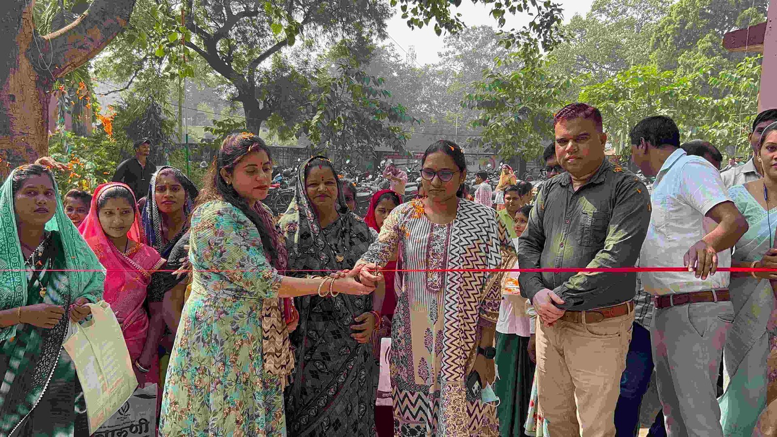 बिलाईगढ़ में गर्भवती महिलाओं का तिलक लगाकर और पुष्प से किया गया सम्मान