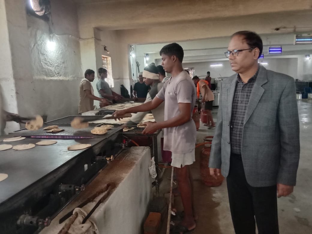 प्रधान जिला एवं सत्र न्यायाधीश ने रायपुर केंद्रीय जेल का किया औचक निरीक्षण