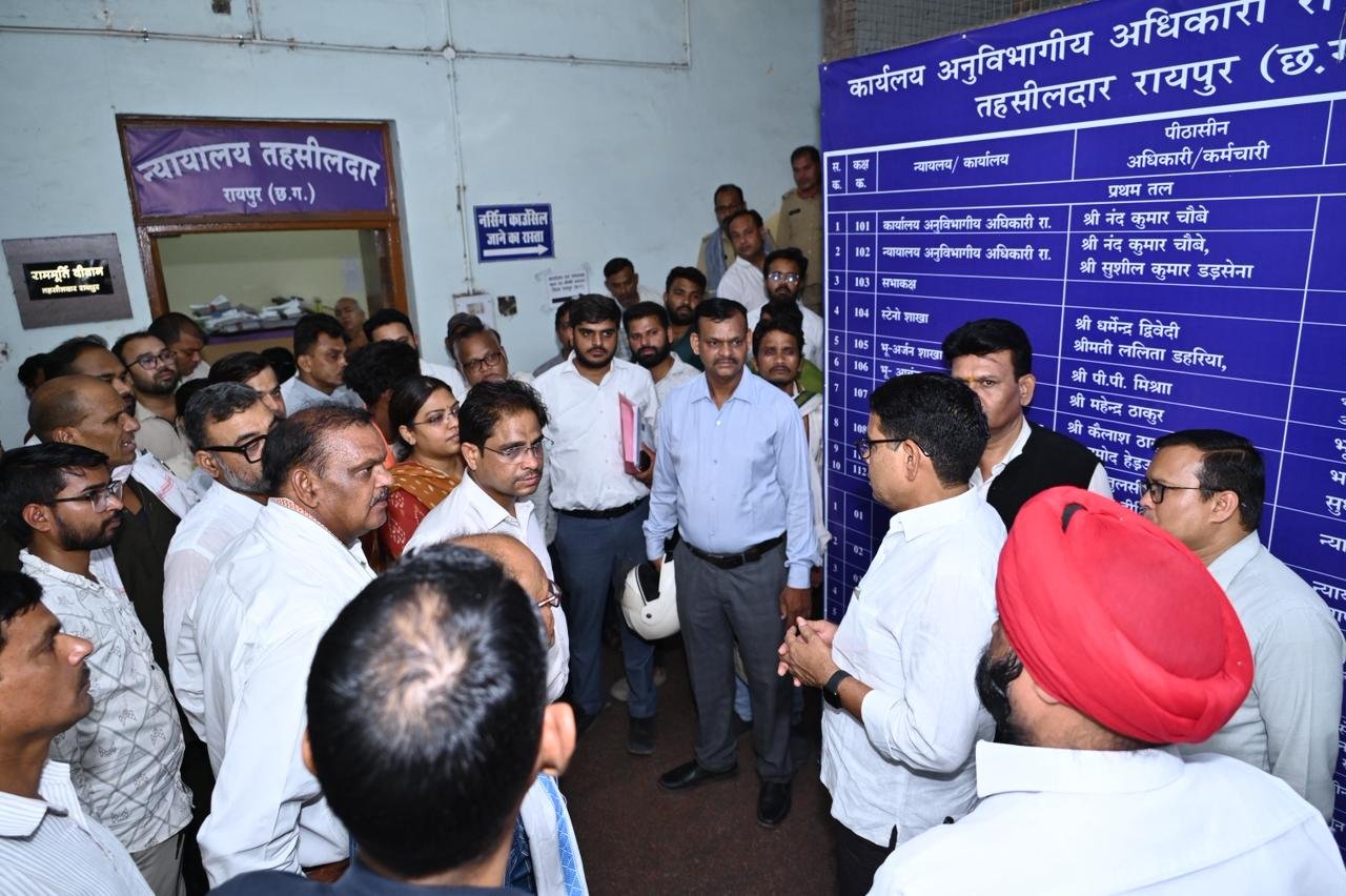 रायपुर: राजस्व मंत्री टंक राम वर्मा ने धीमी कार्यप्रणाली पर जताई नाराजगी ; 688 लंबित मामलों को शीघ्र पूरा करने के दिए निर्देश।