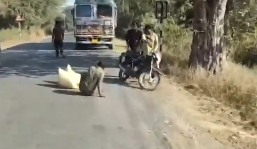 राशन चोरी का खुला खेल: ट्रक चालक फरार, अधिकारी चार घंटे तक गायब...