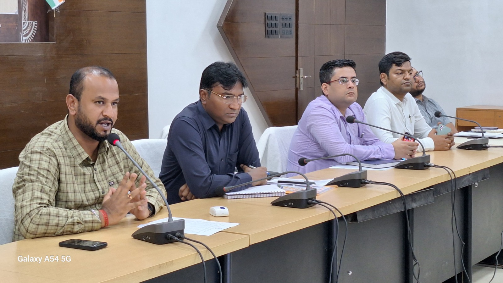 Jagdalpur News : प्रधानमंत्री आवास योजना के तहत निर्माण कार्यों को पूर्ण करने दें सर्वोच्च प्राथमिकता - कलेक्टर श्री विजय दयाराम के