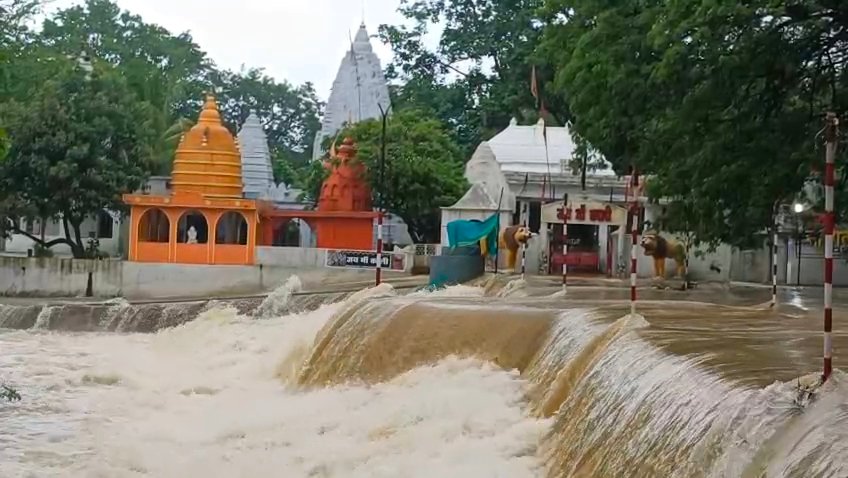 सारंगढ़: चार दिनों की बारिश से जलभराव, घोघरा नाला के कारण सड़कें बंद