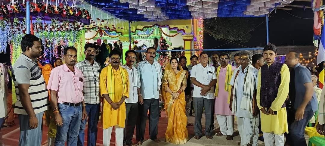 विंध्यवासिनी देवी की मंदिर में सारंगढ़ विधायक ने पहुंचकर पूजा अर्चना कर अंचल वासियों के लिए आशीर्वाद मांगे