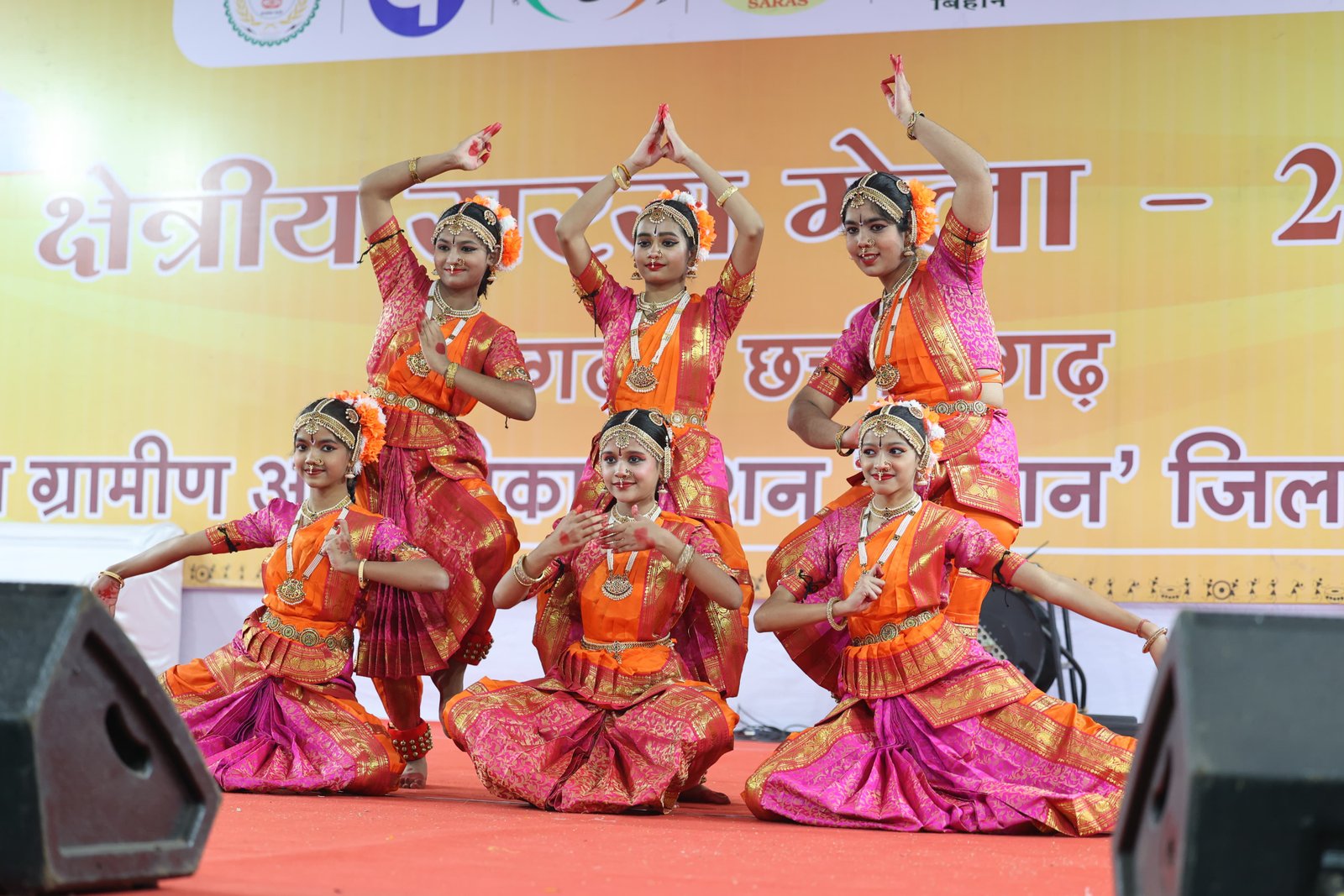 सरस मेला: स्व-सहायता समूह की दीदियों ने दी सांस्कृतिक कार्यक्रम की भव्य प्रस्तुति
