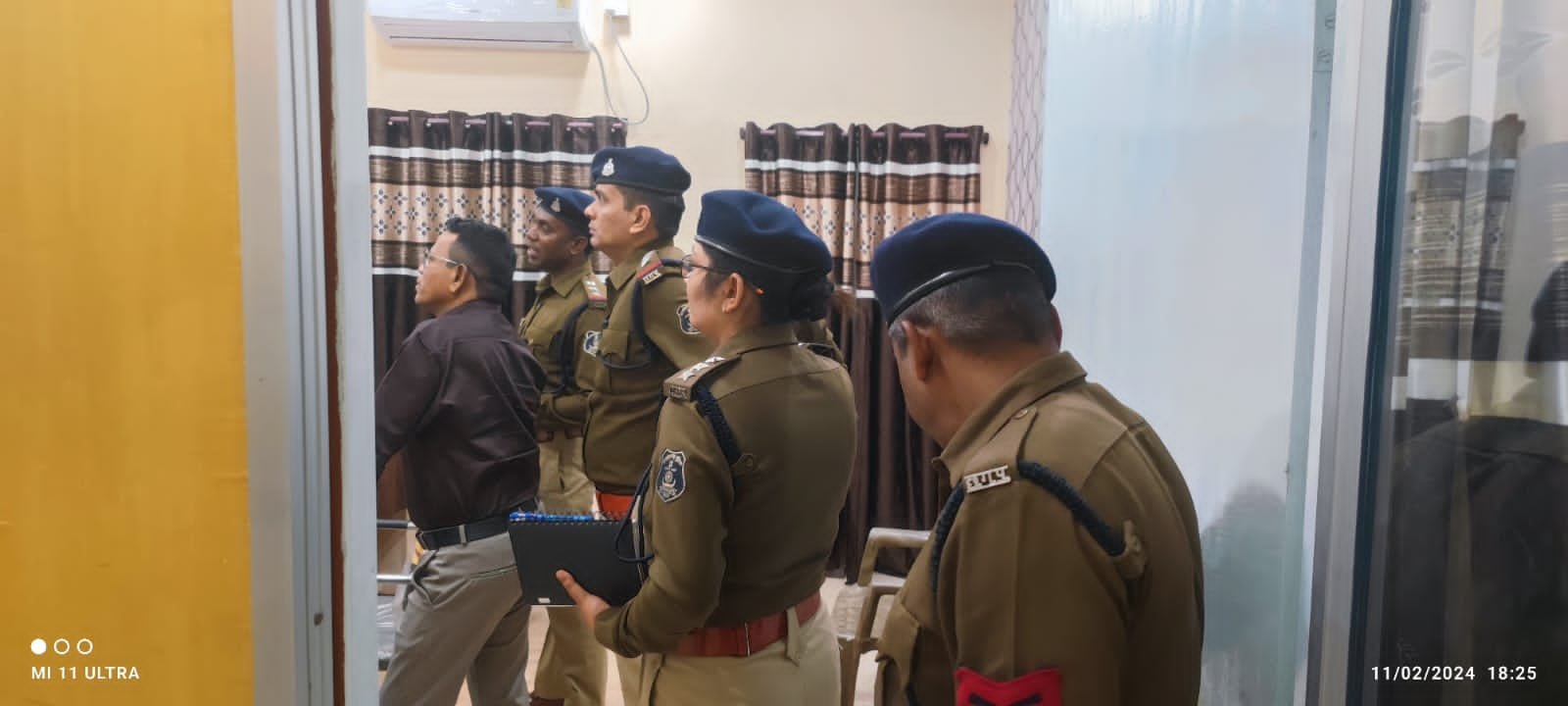 थानों में एसपी की दबिश, पुलिसकर्मियों को अनुशासन में रहकर ड्यूटी करने के दिए निर्देश