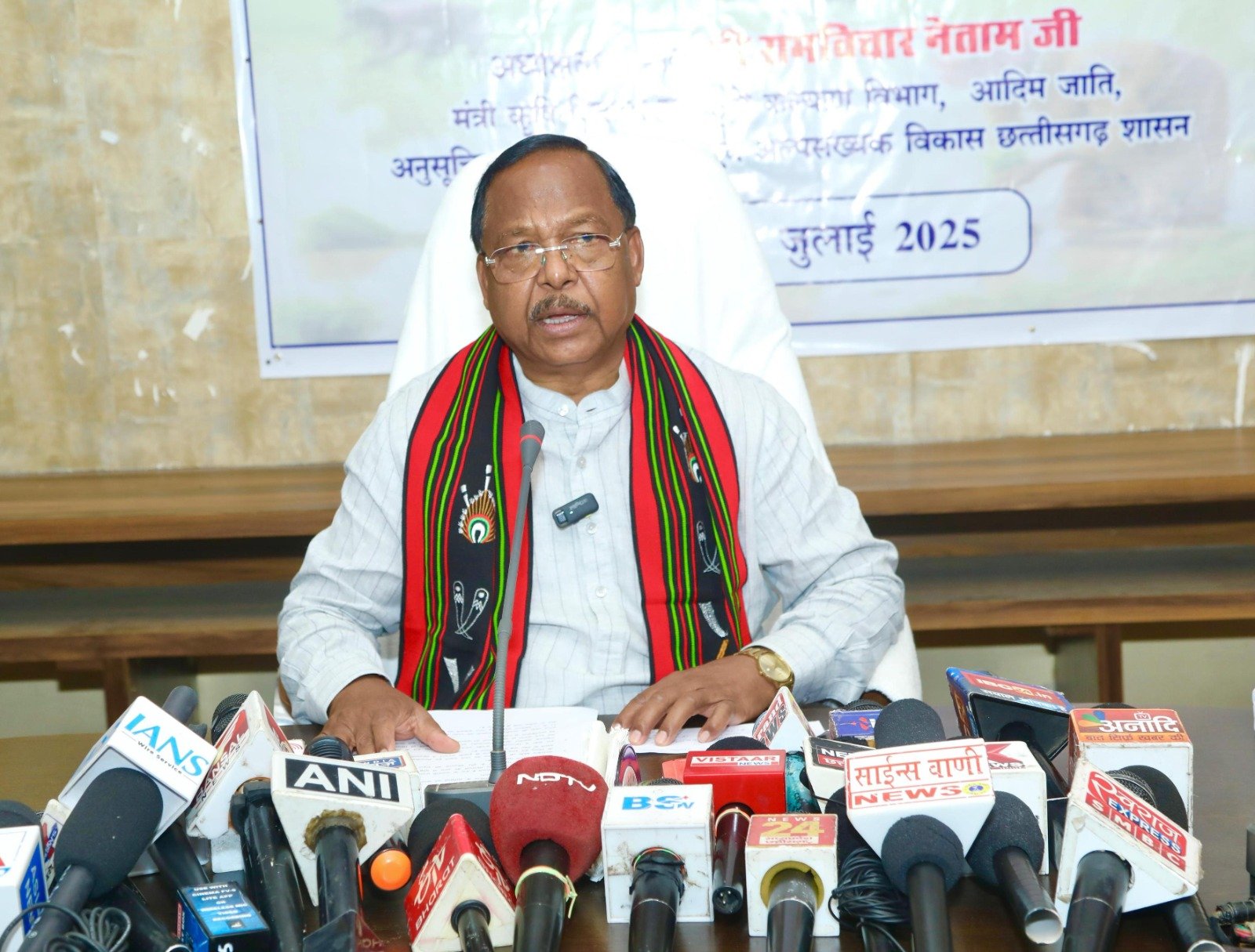 किसानों को समय पर खाद और बीज उपलब्ध कराने राज्य सरकार प्रतिबद्ध : कृषि मंत्री श्री नेताम