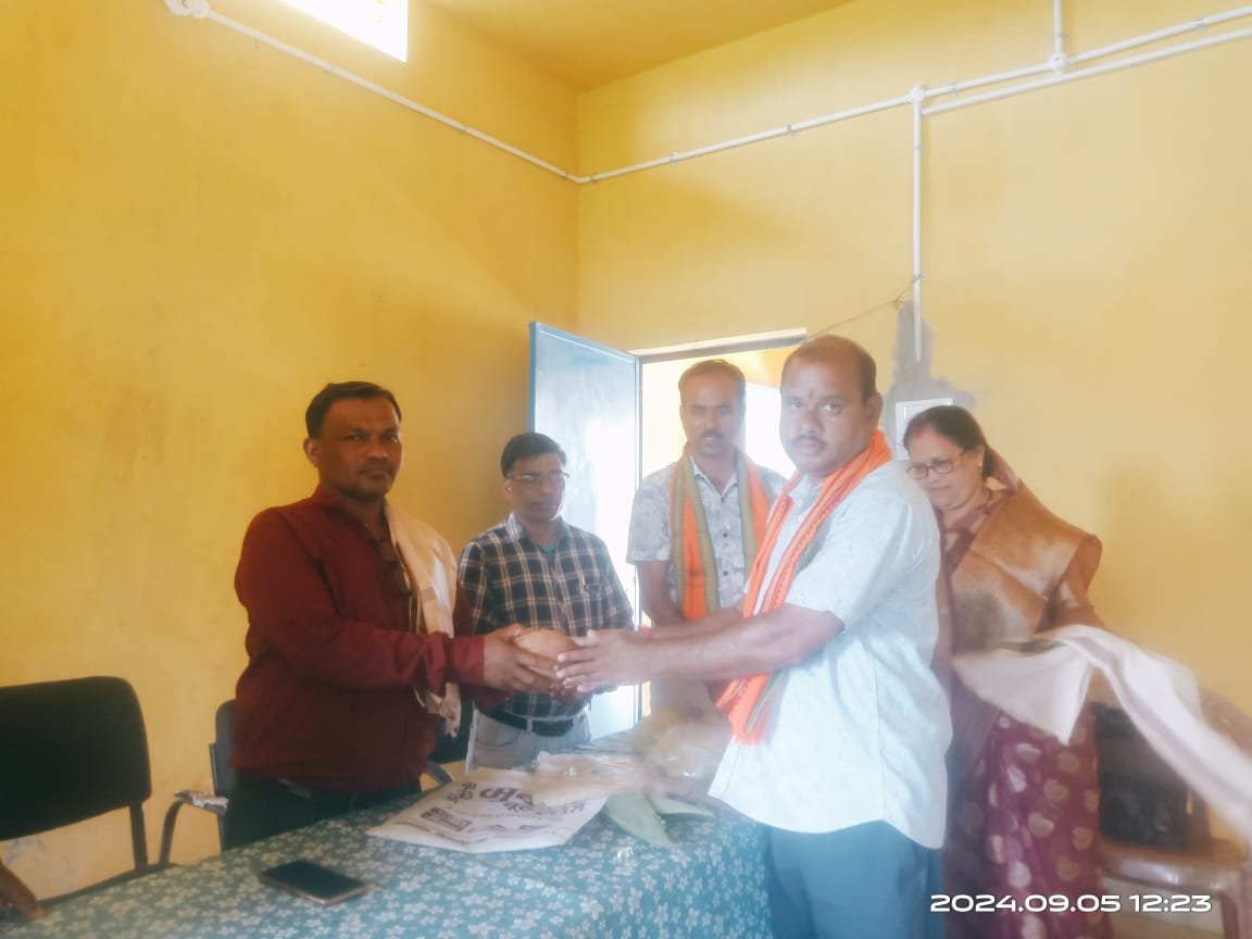 प्राथमिक शाला में शिक्षक दिवस पर शिक्षकों का शाल श्रीफल से हुआ सम्मान