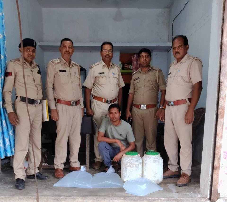 45 हजार के अवैध शराब और सामग्री के साथ आरोपी रंगेहाथ पकड़ाया