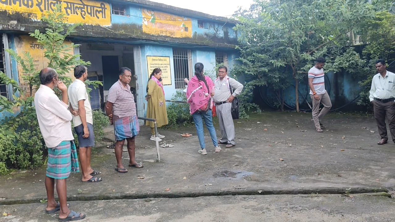 शिकायतकर्ता का आरोप, रास्ता बंद कर छत तोड़ा, शौचालय भी अवरुद्ध। पढ़े पूरी खबर...
