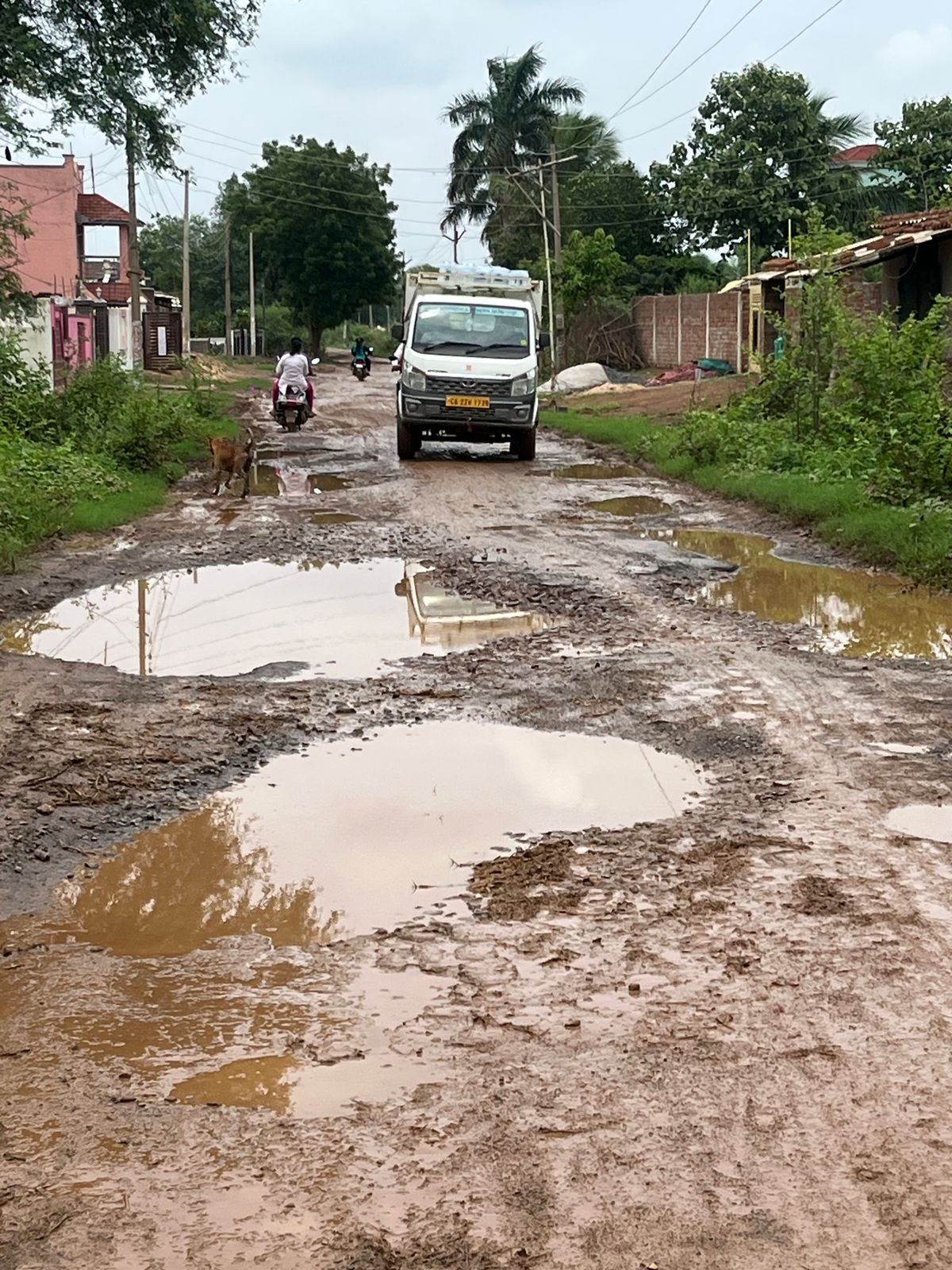 जर्जर सड़क बनी दुर्घटना का मुख्य कारण, ग्रामीणों में पनप रहा है आक्रोश