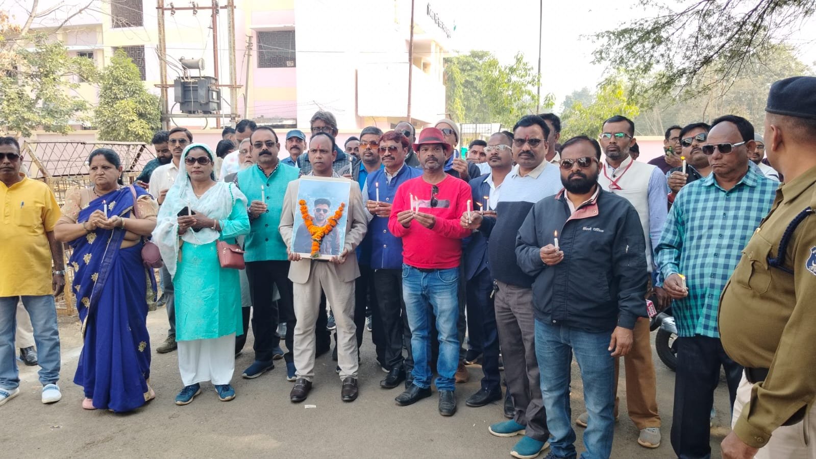 सरकार को दिन में ही मोमबत्ती जलाकर रोशनी दिखाने का प्रयास पत्रकार संगठन ने किया
