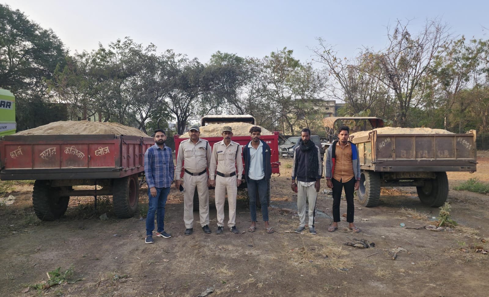 रेत माफिया पर खनिज विभाग का शिकंजा! सरसींवा में 3 ट्रेक्टर पकड़े, तस्करी का जाल ध्वस्त