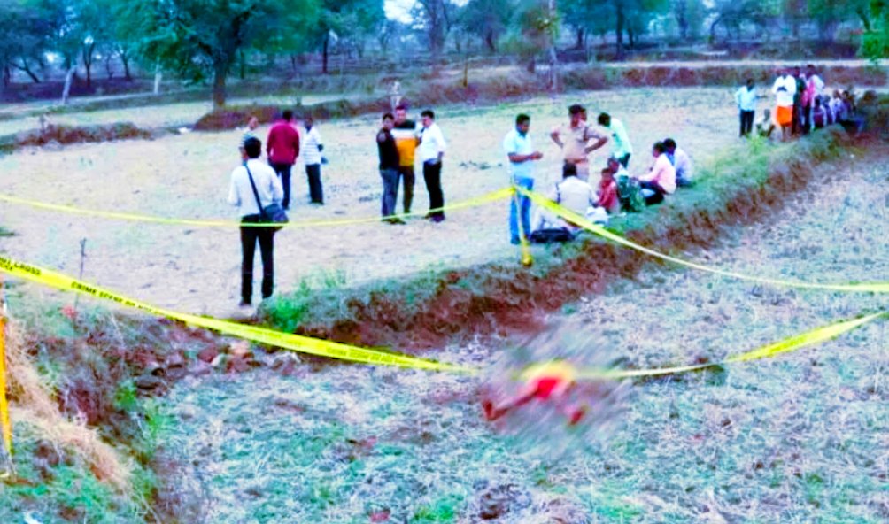 खेत मे मिली खून से लथपथ लाश धार दार हथियार से हुई बुजुर्ग की हत्या
