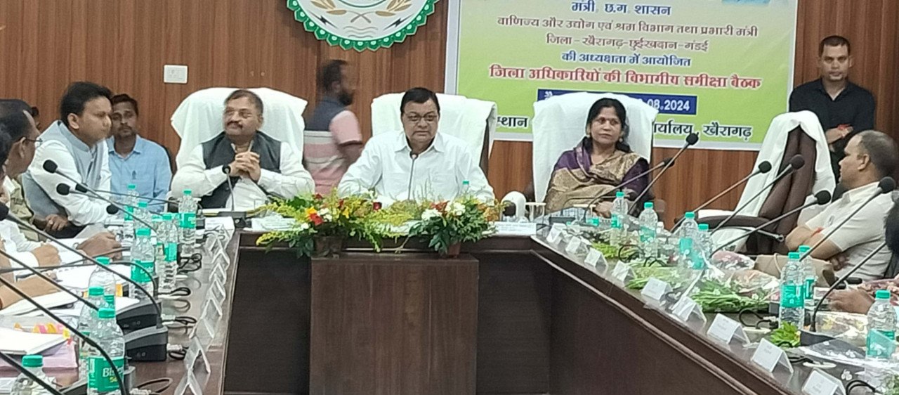 शासन की जनकल्याणकारी योजनाओं का जमीनी स्तर पर क्रियान्वयन हो - प्रभारी मंत्री श्री देवांगन