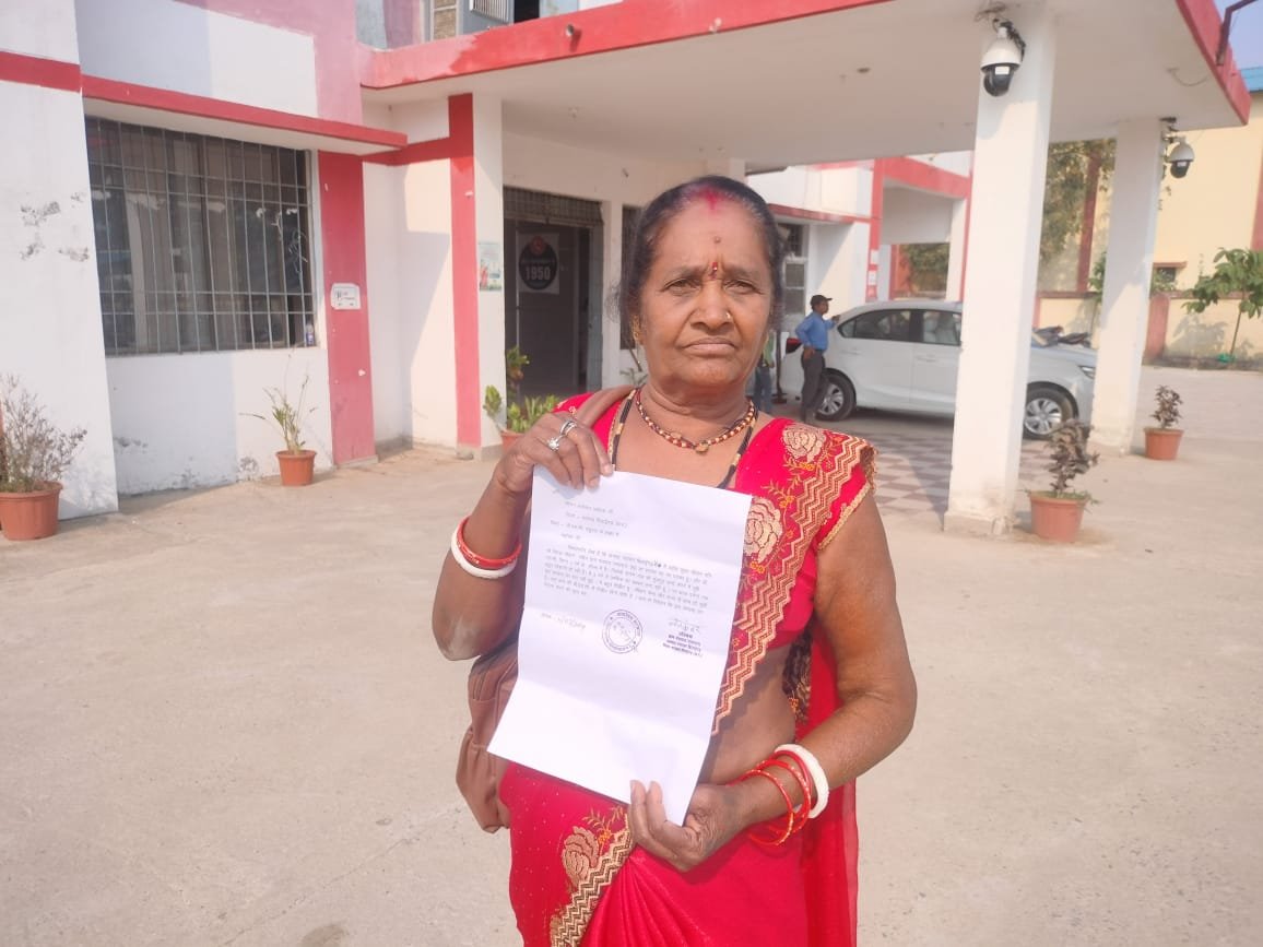 सिस्टम ने सरपंच की कमर तोड डाले , गांव में विकास हुआ गोल दो साल से अधिकारी लोगो के दफ़्तर में गुहार लगाकर घिस गई चप्पल _सरपंच