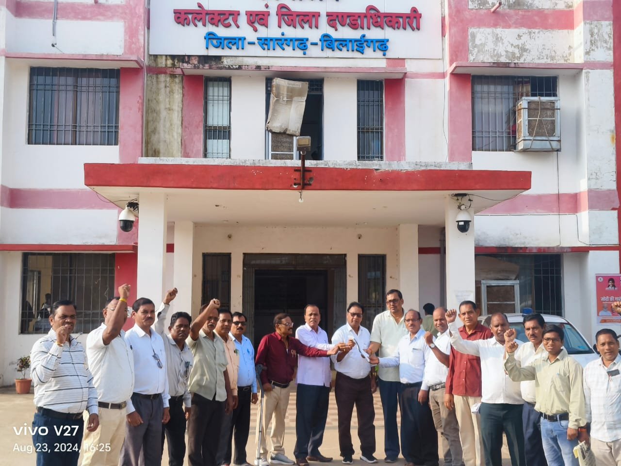 शिक्षक ने युक्तियुक्तकरण की विरोध में मुख्यमंत्री के नाम कलेक्टर को सौपा ज्ञापन