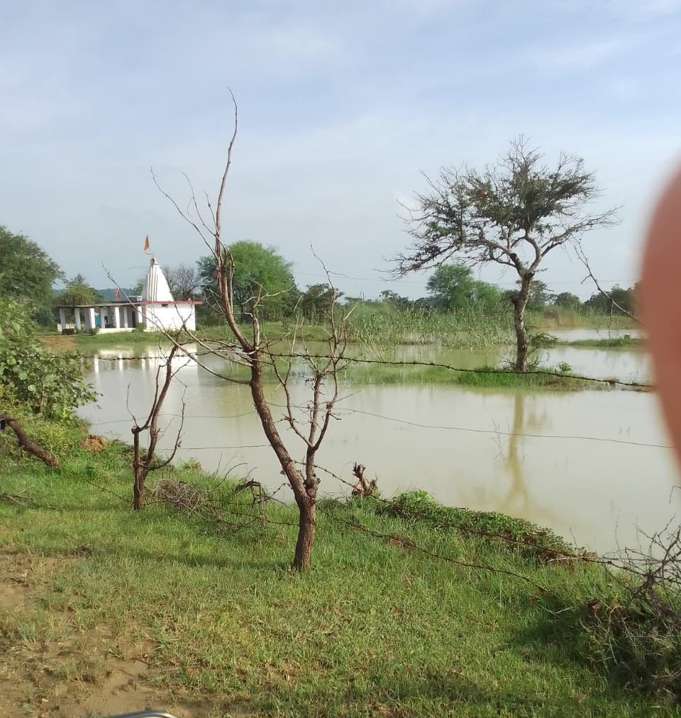 सरपंच की मनमानी से डूब रहा मंदिर परिसर, पीड़ित ने प्रशासन से लगाई गुहार