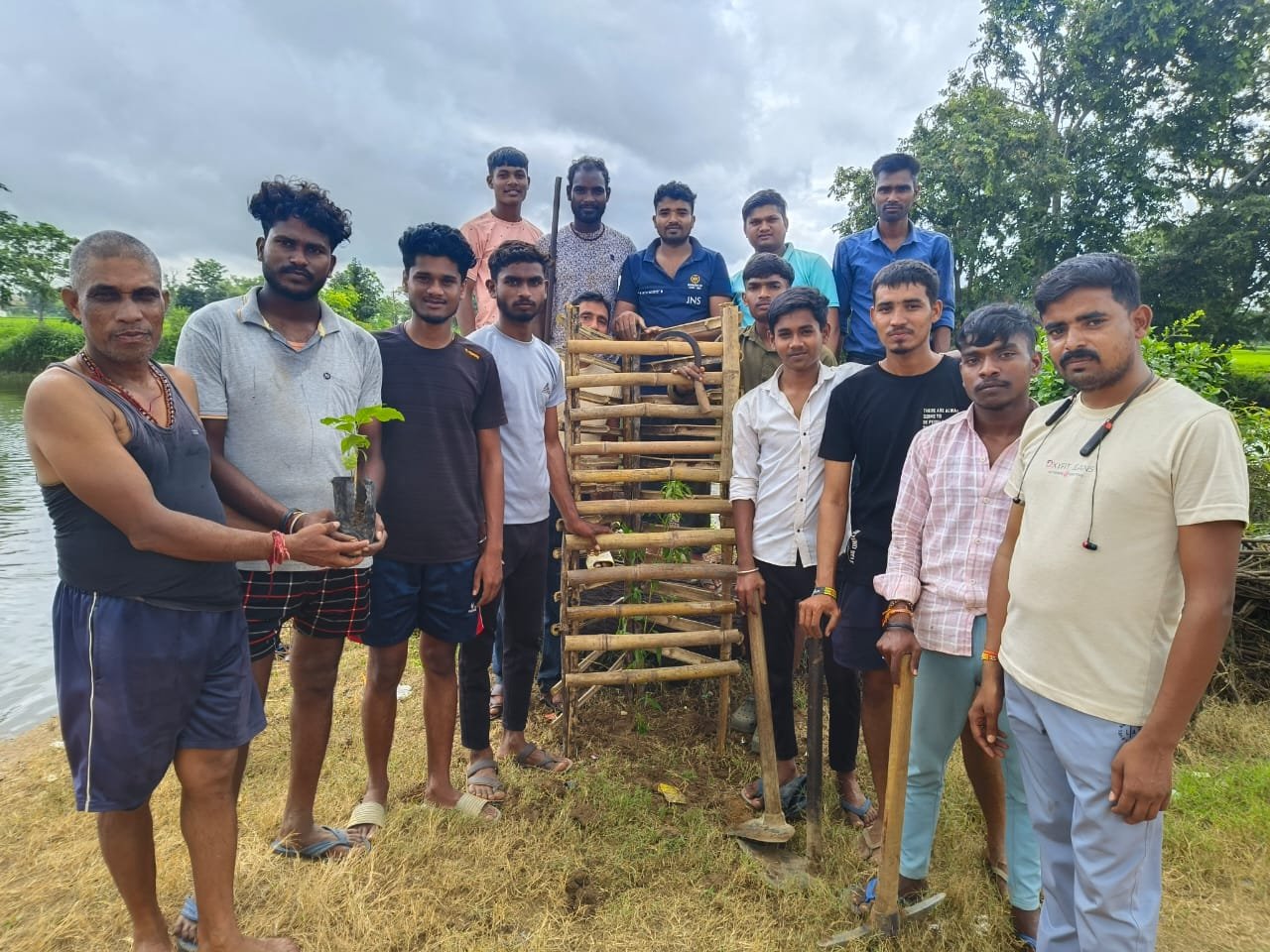 छत्तीसगढ़िया क्रांति सेना के युवाओ ने पर्यावरण संरक्षण हेतु किया पौधारोपण ।