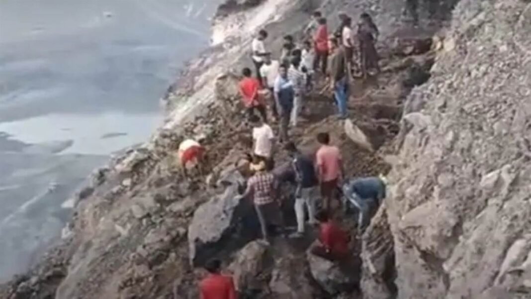 कोयला खनन के दौरान मिट्टी धसकने से दबकर तीन की मौत