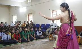 छात्रों को सांस्कृतिक गतिविधियों से जोडऩे दिल्ली से पहुंचे कलाकारों ने स्कूलों में दी विशेष प्रस्तुति