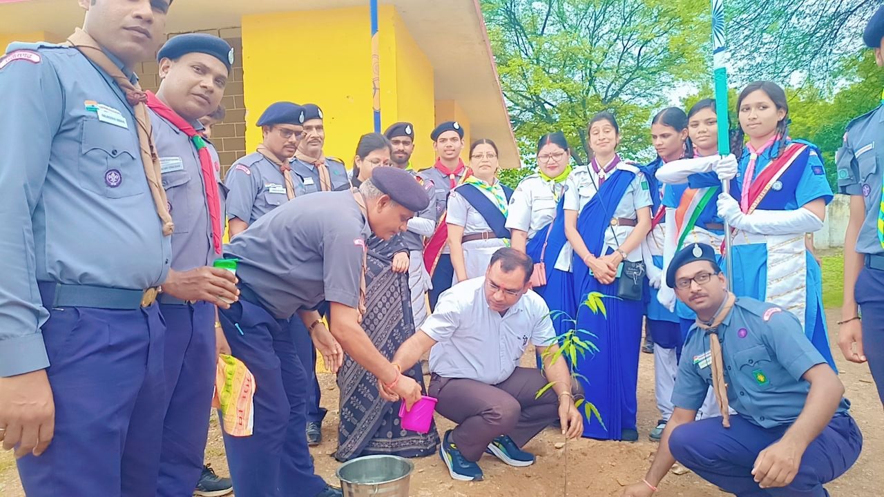 भारत स्काउट्स एवं गाइड्स जिला संघ सारंगढ़ बिलाईगढ़ द्वारा किया गया वृक्षारोपण