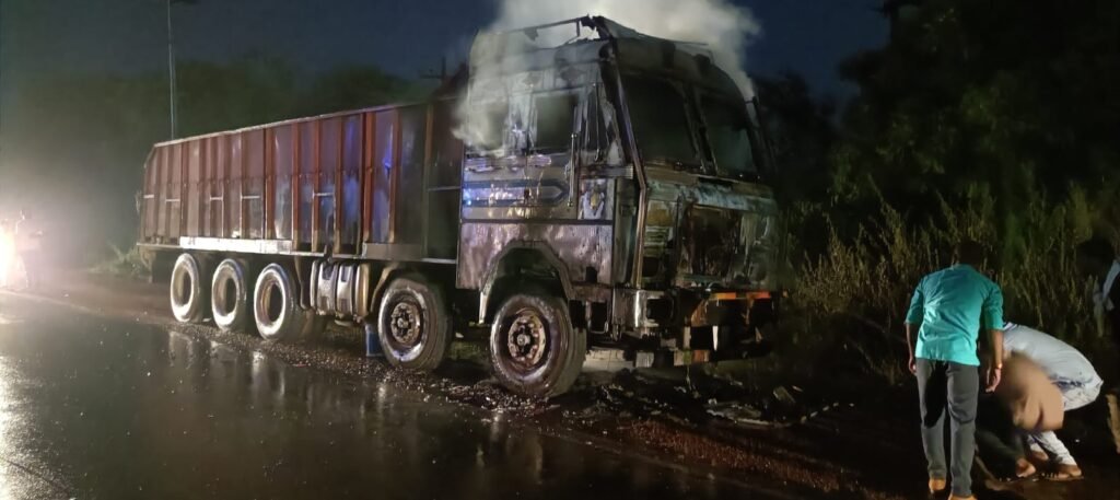 नया बस स्टैंड के पास ट्रक जलकर खाक हुआ ट्रक ड्राइवर और मालिक का खोजबीन